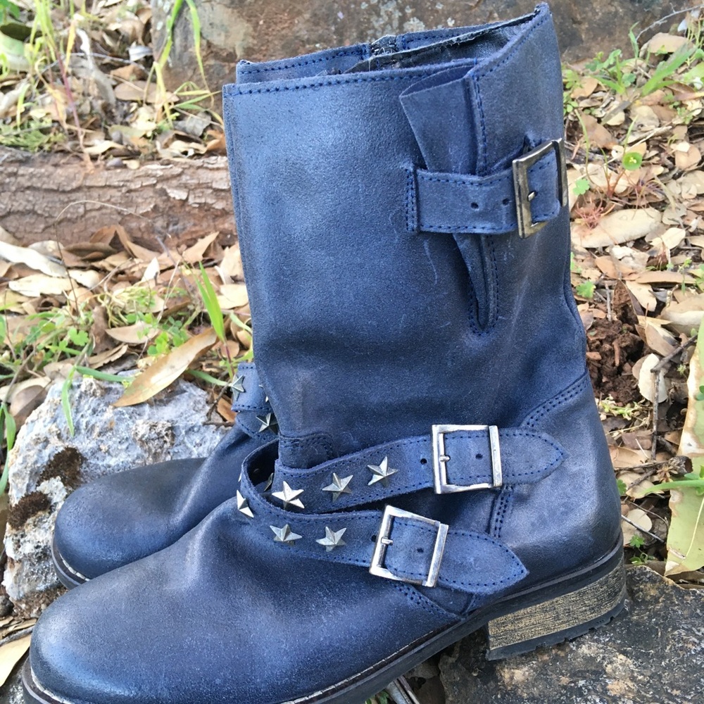 Cinderella mid-calf navy blue boots. Very good used condition.